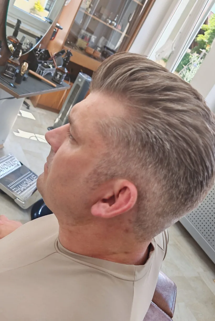 Klassischer Herrenschnitt nach hinten gestylt, Barbershop Kimo Weiden