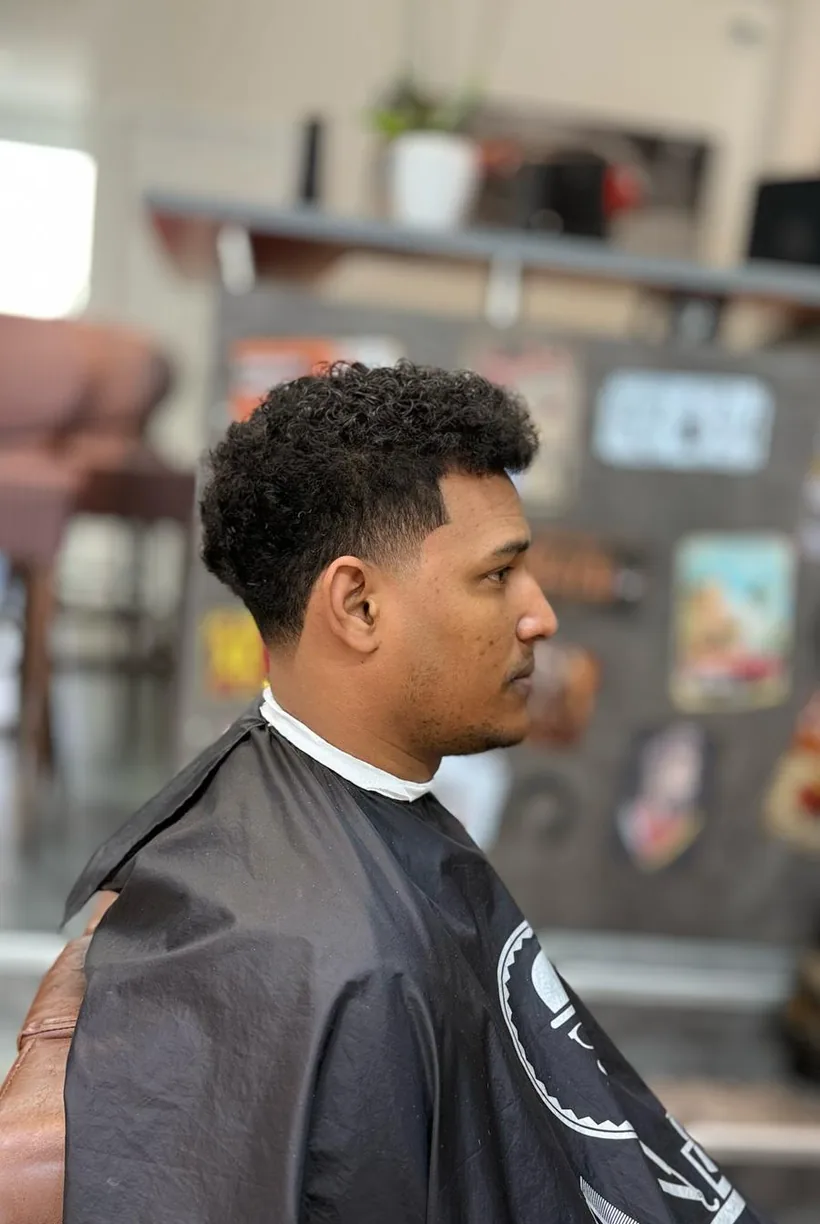 Tape Cut mit Locken und sauberer Kontur, Barbershop Kimo Weiden