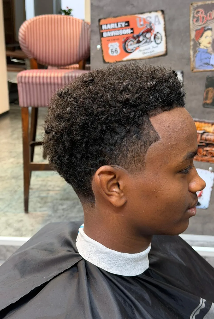 Taper Cut mit Naturlocken und klarer Kontur, Barbershop Kimo Weiden