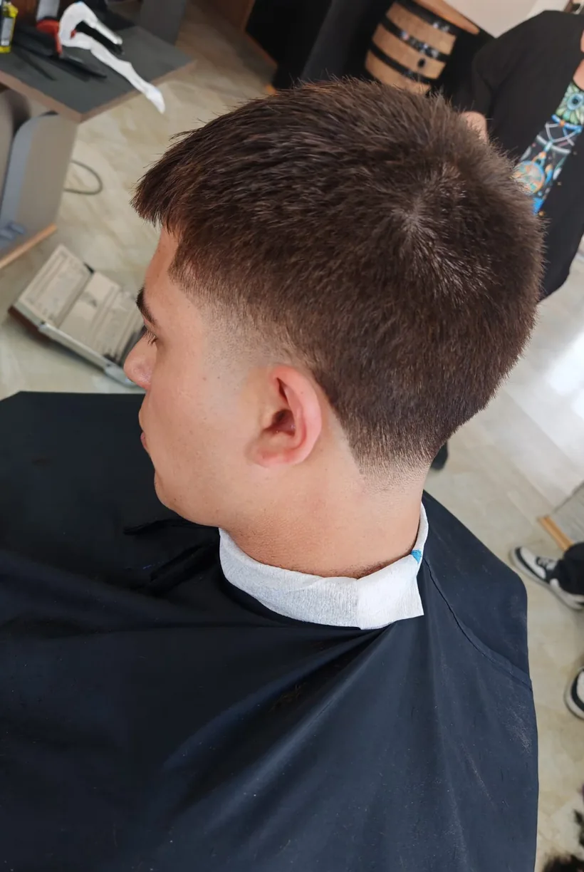 Taper Fade Herrenschnitt, sauberer Übergang am Nacken, Barbershop Kimo Weiden