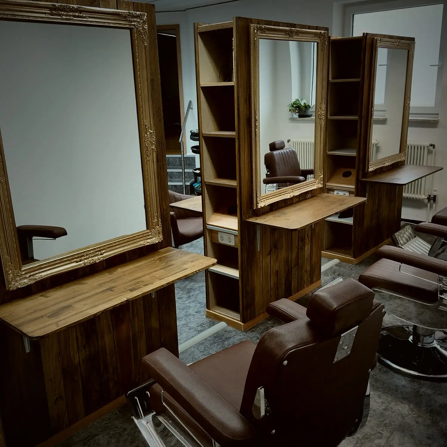 Damen-Friseur Stationen mit Goldspiegeln