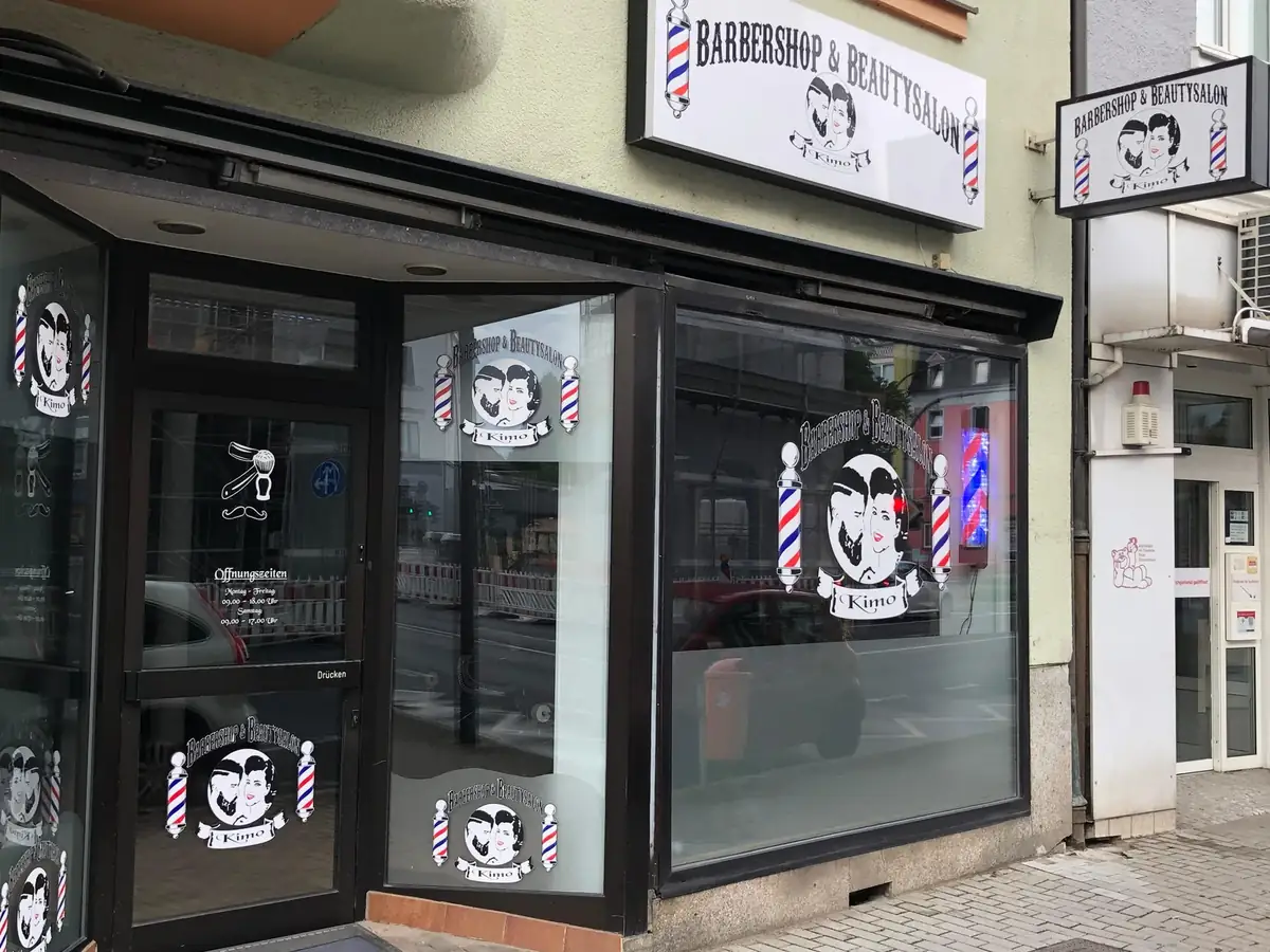 Schaufenster und Eingang von Friseur und Barbershop Kimo, Bahnhofstraße 5 in Weiden